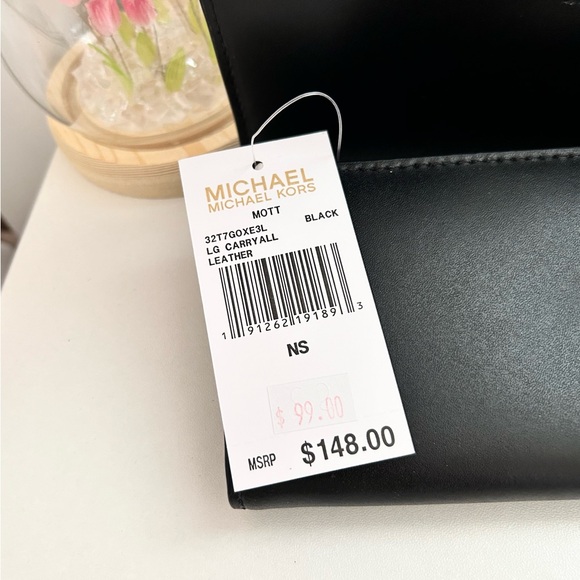Michael Kors Long Wallet - Picture 4 of 4